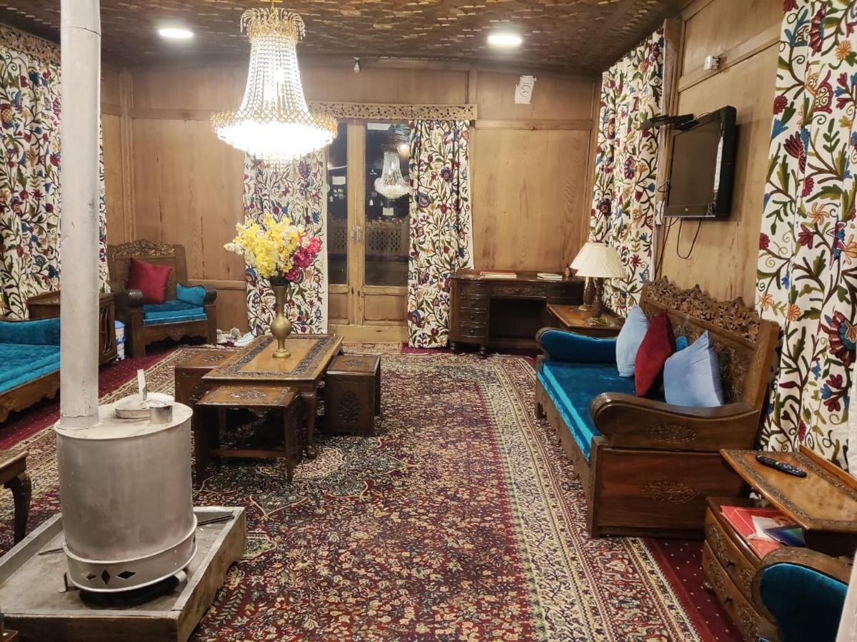 Lake Victoria Houseboats Bed & Breakfast Srīnagar Dış mekan fotoğraf