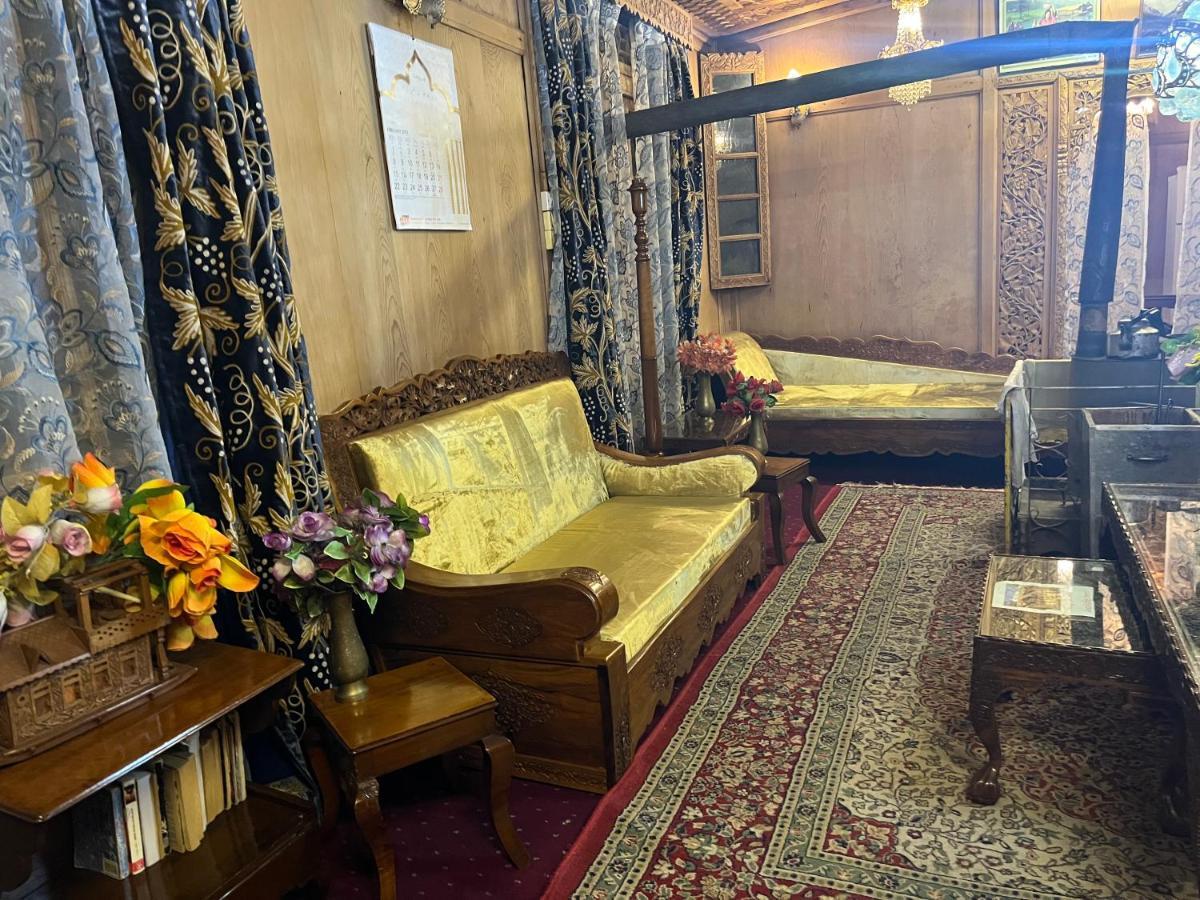 Lake Victoria Houseboats Bed & Breakfast Srīnagar Dış mekan fotoğraf