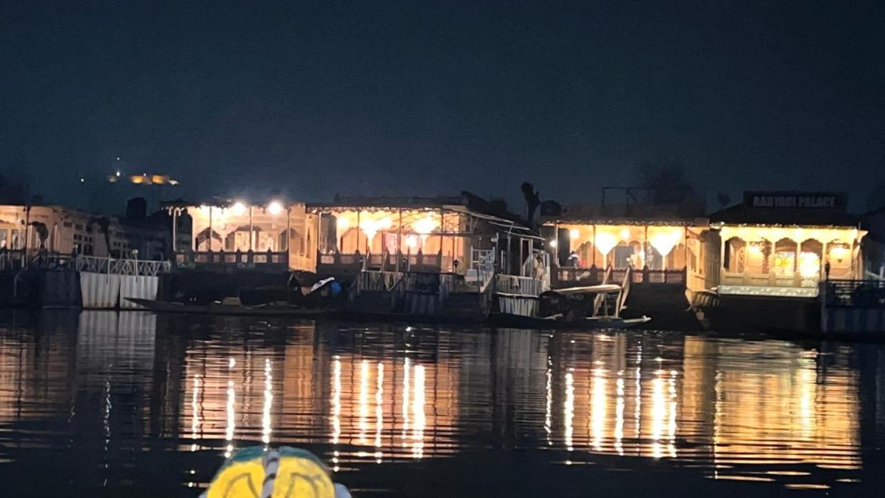 Lake Victoria Houseboats Bed & Breakfast Srīnagar Dış mekan fotoğraf